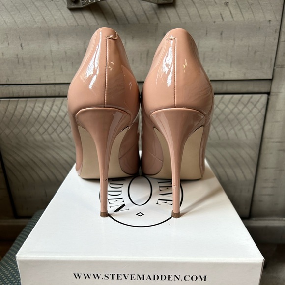 Blush Colored Steve Madden Patent leather Heeled pumps - Picture 3 of 10